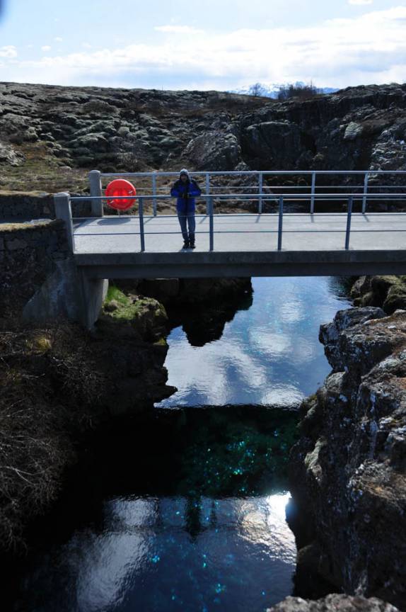 Caminhando sobre a fenda que divide dois continentes, no Parque Nacional Thingvellir, na Islândia